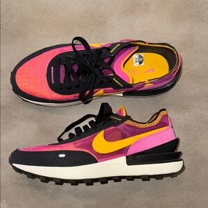 😎 Nike Pink and Black Athletic Shoes Retro Design